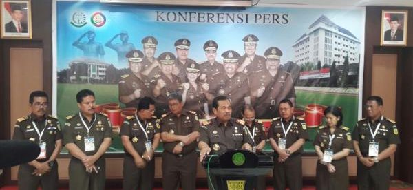 Jaksa Agung HM Prasetyo memberikan keterangan pers didampingi para Jaksa Agung Muda, Selasa 12/12 (dok. KM)