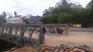 Jembatan darurat yang baru selesai dibangun 5 hari sebelum pelaksanaan MTQ se-Aceh yang ke XXXIII di Aceh Timur (dok. KM)