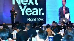 Presiden Joko Widodo memberikan sambutan di acara Bloomberg: The Year Ahead Asia Summit 2017 yang digelar di Hotel Ritz Carlton Mega Kuningan, Jakarta, 6/12/2017 (dok. Setpres)