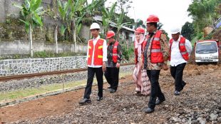 Presiden Joko Widodo meninjau lokasi pembangunan jalur kereta Bogor-Sukabumi, Jumat 15/12 (dok. Setpres)