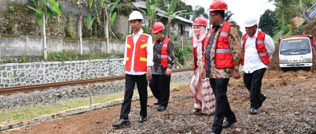 Presiden Joko Widodo meninjau lokasi pembangunan jalur kereta Bogor-Sukabumi, Jumat 15/12 (dok. Setpres)