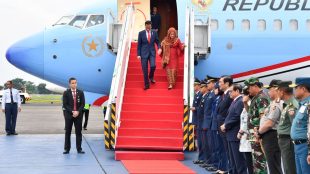 Presiden Joko Widodo dan Ibu Negara Iriana tiba di Bandara Halim Perdanakusuma, Kamis 14/12/2017 (dok. KM)