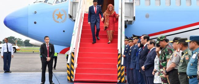 Presiden Joko Widodo dan Ibu Negara Iriana tiba di Bandara Halim Perdanakusuma, Kamis 14/12/2017 (dok. KM)