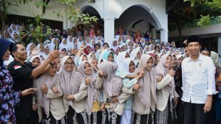 Presiden Joko Widodo berkunjung ke Pondok Pesantren Tremas, Kecamatan Arjosari, Kabupaten Pacitan, Provinsi Jawa Timur, Sabtu 9 Desember 2017 (dok. Setpres)