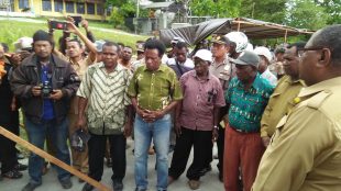 Tetua adat Marga Anni, Daniel Anny (tengah, berbaju hijau) saat pertemuan dengan perwakilan pemda sorong selatan. (dok.KM)