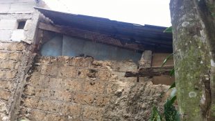 Kondisi tempat tinggal Marsani (67), warga Sawangan, Depok, yang puluhan tahun luput dari bantuan sosial dari pemerintah (dok. KM)