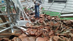 Atap MI Mathlaul Anwar roboh akibat rangka atap yang ringkih (dok. KM)