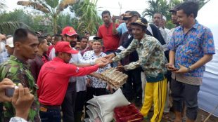 H Muzakir Manaf Ketua Pusat KPA/PA bersama rombongan saat Mengunjungi dan membantu Korban banjir diposko pungungsian wilayah pedalaman Aceh Utara, Gampong Buket Linteung Kecamatan Langkahan Selasa 5/12/2017 (dok. Azhar/KM)