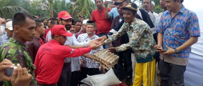 H Muzakir Manaf Ketua Pusat KPA/PA bersama rombongan saat Mengunjungi dan membantu Korban banjir diposko pungungsian wilayah pedalaman Aceh Utara, Gampong Buket Linteung Kecamatan Langkahan Selasa 5/12/2017 (dok. Azhar/KM)