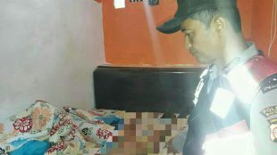 Petugas Polsek Cisarua memerika lokasi penemuan mayat di Cisarua, Bogor, Kamis 14/12 (dok. KM)