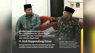 Ketua Fraksi PKS Jazuli Juwaini,saat berbincang dengan almarhum AM Fatwa semasa hidupnya (ist)