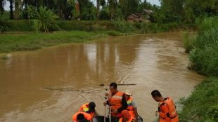Tim SAR sedang melakukan pencarian anak yang hanyut di Sungai Krueng, Langsa, Minggu 3/12 (dok. KM)