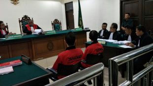 Deni Gunarja dan Purnaman, 2 warga Desa Bojong Koneng, Kecamatan Babakan Madang, Bogor, mengikuti sidang di PN Cibinong dalam kasus pemalsuan surat yang digugat oleh PT. Fajar Marga Permai (Sentul City) (dok. KM)