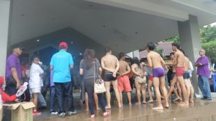 Warga Sentul City menggelar unjuk rasa dan teatrikal di depan kantor PDAM Kabupaten Bogor, Kamis 21/12 (dok. KM)