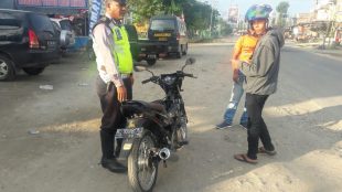 POlisi menilang pemotor yang melepas mika lampu remnya (dok. KM)