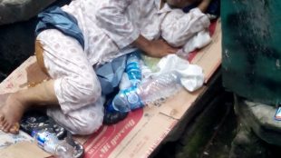 Kondisi kakek Udjan (74) saat ditemui petugas Dinsos DKI Jakarta di depan SD Widuri Indah, Jakarta Barat 8/12 (dok. KM)
