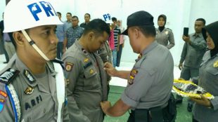 Wakapolres Aceh Utara Kompol Suwito memakaikan baju batik kepada personel yang diberhentikan tidak hormat (photo/rils/Ist)