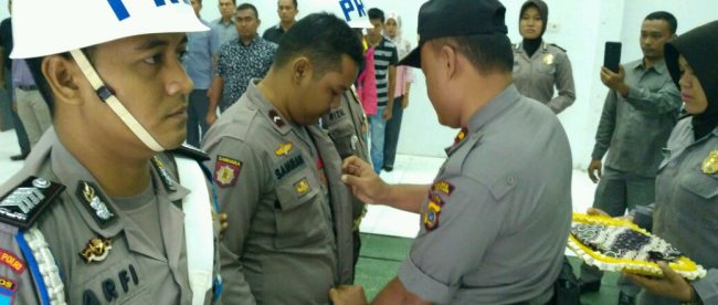 Wakapolres Aceh Utara Kompol Suwito memakaikan baju batik kepada personel yang diberhentikan tidak hormat (photo/rils/Ist)