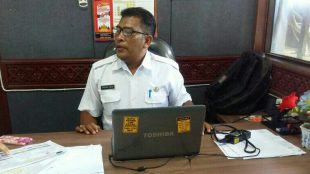 Kasubbag Tata Usaha Biro Tata Pemerintah Provinsi Aceh Anuar Daud sedang memberikan keterangan di ruang kerjanya tentang jadwal pelantikan Bupati Aceh Tamiang (dok. KM)