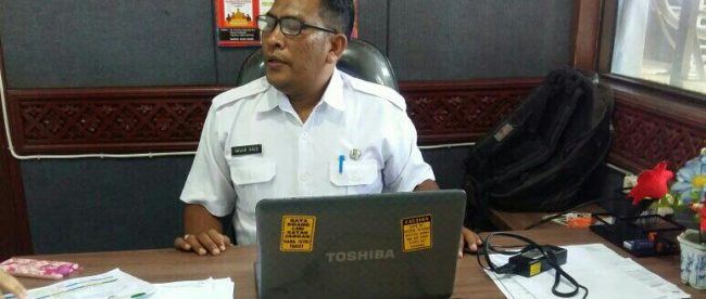 Kasubbag Tata Usaha Biro Tata Pemerintah Provinsi Aceh Anuar Daud sedang memberikan keterangan di ruang kerjanya tentang jadwal pelantikan Bupati Aceh Tamiang (dok. KM)