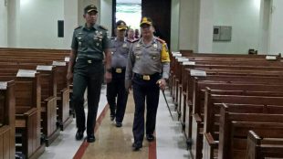 Kapolrestro Jakarta Timur pimpin pelaksanaanÂ  sterilisasi di sejumlah Gereja di wilayah Jakarta Timur (dok. KM)Â 