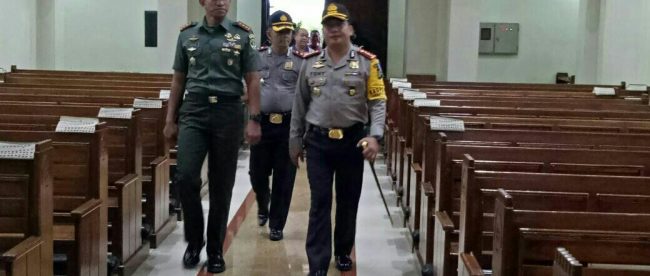 Kapolrestro Jakarta Timur pimpin pelaksanaanÂ  sterilisasi di sejumlah Gereja di wilayah Jakarta Timur (dok. KM)Â 