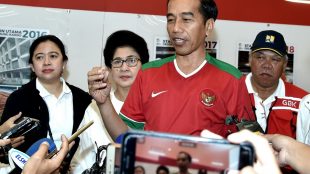 Presiden Joko Widodo memberikan keterangan pers usai pertandingan laga persahabatan Indonesia vs. Islandia di Jakarta, Minggu 14/1 (dok. Setpres)