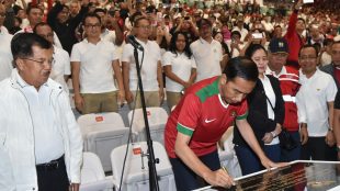 Presiden Joko Widodo menandatangani prasasti dalam peresmian usai renovasi Stadion Utama Gelora Bung Karno di Jakarta, Minggu 14/1 (dok. Setpres)