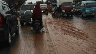 Kondisi berlumpur dan licin di Jalan Raya Jampang-Parung, Bogor, Rabu 17/1/18 (dok. KM)