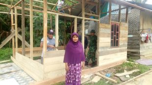 Babinsa Koramil 14/Tanah Jambo Aye Aceh Utara Sertu Saidi bersama anggota IPSM sedang membangun rumah Habibah, korban bencana angin kencang, Kamis 11/1 (dok. Raz)