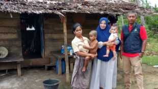Anggota Dinas Sosial Aceh Timur mengantakan bantuan pokok kepada keluarga Kafrawi, Kamis 18/1 (dok. KM)