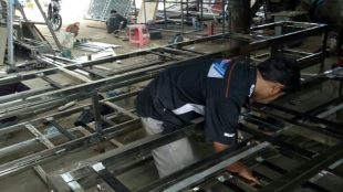 Pekerjaan di bengkel las "Bangun Jaya Las Stainless" di Cimahpar, Kota bogor (dok. KM)