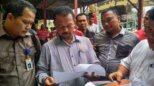 Ketua DPRK Aceh Tamiang Fadlon (tengah) bersama Anggota Dewan dan pihak Dinas DPPKA saat lakukan sidak pemeriksaan berkas di tempat penyewaan kios, Kamis 11/1 (dok. KM)