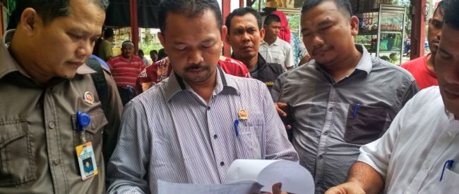 Ketua DPRK Aceh Tamiang Fadlon (tengah) bersama Anggota Dewan dan pihak Dinas DPPKA saat lakukan sidak pemeriksaan berkas di tempat penyewaan kios, Kamis 11/1 (dok. KM)