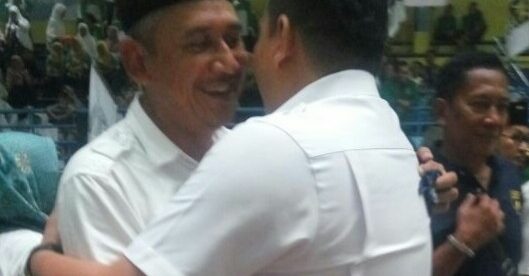 Harry Ara memeluk calon Walikota Bogor Ahmad Ru'yat usai deklarasi di GOR Pajajaran, Rabu 10/1 (dok. KM)