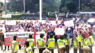 Aksi ujuk rasa Paguyuban Pedagang Blok F Pasar Kebon Kembang, Rabu 3/1/2017 (dok. KM)