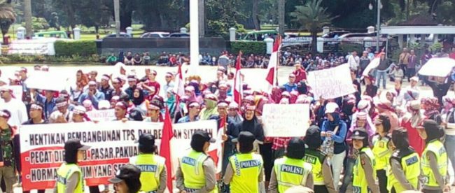 Aksi ujuk rasa Paguyuban Pedagang Blok F Pasar Kebon Kembang, Rabu 3/1/2017 (dok. KM)