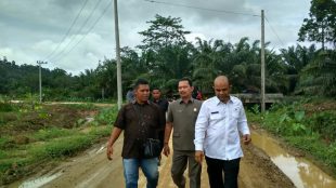 Wakil Bupati dan Ketua DPRK Aceh Tamiang tinjau lokasi jalan rusak di Kecamatan Sekerak, Rabu 3/1 (dok. KM)