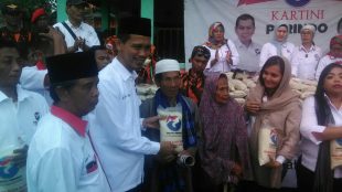 Calon Bupati Bogor dari jalur Independen, Ade Wardhana saat mengadakan kegiatan bakti sosial di Ciomas, Bogor 4/1/2018 (dok. KM)