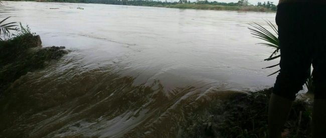 Tanggul jebol akibatkan banjir di Desa Bupati Aceh Tamiang Mursil meninjau lokasi tanggul jebol di Desa Rantau Pakam, Kecamatan Bendahara Kabupaten Aceh Tamiang, Januari 2018 (dok. KM)