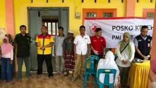 Kapolres Aceh Utara AKBP Untung Surianata bersama PMI dan Klinik Vinca Rosea saat menggelar pengobatan fratis bagi korban banjir di Gedung Serbaguna Gampong Tanjong Haji Muda, Sabtu 6/1 (dok. Raz/KM)Â 