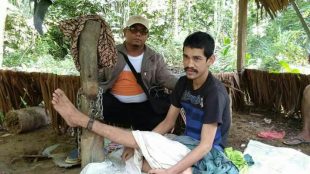 Wakil Ketua IPSM Uceh Utara Akmal Daud (kiri) saat mengunjungi dan memberikan bantuan untuk Fauzi Murtala di Gampong Tanjoeng Geulumpang (dok. Raz/KM)