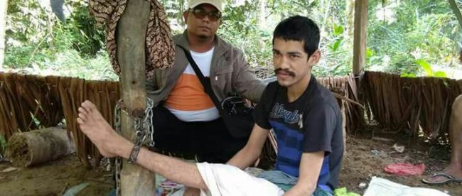Wakil Ketua IPSM Uceh Utara Akmal Daud (kiri) saat mengunjungi dan memberikan bantuan untuk Fauzi Murtala di Gampong Tanjoeng Geulumpang (dok. Raz/KM)