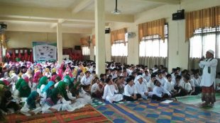 Dewan Guru dan seluruh siswa-siswi serta Kepala Sekolah MIN 2 Langsa sedang mendengarkan tausiah (dok. KM)