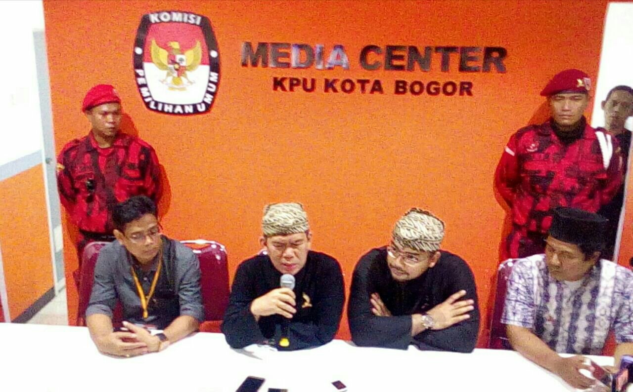 Pasangan Calon Walikota dan Wakil Walikota Bogor Edgar Suratman dan Sefwely Djoyodiningrat di KPUD Kota Bogor, Rabu 10/1 (dok. KM) 