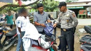 Anggota Polsek Cariu melaksanakan kegiatan patroli antisipasi kenakalan remaja dan tawuran pelajar, Senin 15/1 (dok. KM)