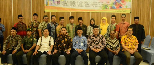 11 Anggota PPL Kecamatan Tanah Sareal yang sudah dilantik bersama Camat, Perwakilan Kapolsek, Perwakilan Danramil dan Panwaslu Kota Bogor (dok. KM)