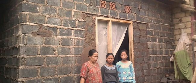 Warga Desa Warung Menteng, Kecamatan Cijeruk, yang menerima bantuan Program RTLH (dok. KM)