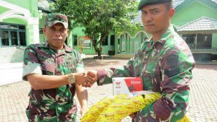 Letkol Kav Fadjar Wahyudi Broto saat membagikan puluhan spare part sepeda motor berupa ban dan baterai serta suku cadang lainnya kepada Babinsa jajarannya di halaman Makodim setempat, Kamis 25/1 (dok. Ist/Raz/KM)