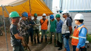 Karyawan PT. SSA berdoa sebelum pengerjaan pemasangan pipa gas di Bogor, Jumat 26/1 (dok. KM)